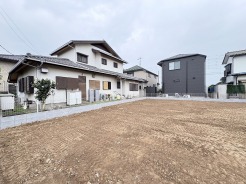 静かな住宅街に溶け込み、日々の暮らしに広がりとゆとりをもたらしてくれる開放感のある敷地です。