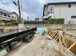 新しい暮らしの基盤が築かれる、閑静な住宅街に位置するゆとりある敷地です。