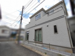洗練された佇まいが街並みに溶け込む、穏やかな日常を描く住まい