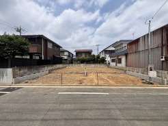 閑静な住宅街の中に位置し、これから描く暮らしの可能性が広がる整った敷地です。