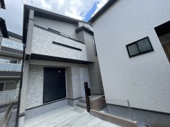 洗練された色使いが印象的な、周囲の街並みに調和する落ち着いた佇まいの外観です。