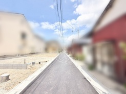 穏やかな日常が流れる、落ち着いた佇まいの街並みに囲まれた住環境です。
