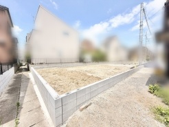周辺環境と調和した落ち着いた佇まいで、暮らしの可能性が広がる穏やかな空間です。