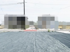 周囲に遮るもののない広々とした敷地で、穏やかな暮らしを思い描ける開放感のある環境です。