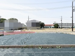 空が広く見渡せる開放的な環境で、新しい暮らしの計画をゆったりと描くことができるゆとりある敷地です。