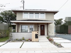 洗練された佇まいと自然な素材感が調和し、日々の暮らしに安らぎと心地よさを添えてくれる住まいです。