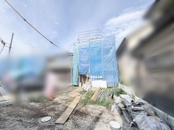 新しい暮らしの基盤がここから築かれていく、静かな街並みに佇む建設地の様子です。
