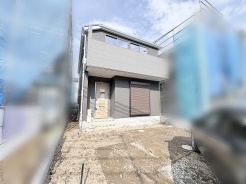 洗練されたダークトーンの外観が、街並みの中で落ち着いた個性を放つ佇まいです。