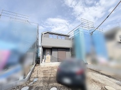 洗練されたモダンな外観が、新しい暮らしの始まりを静かに予感させる佇まいです。