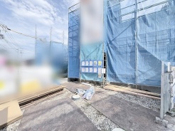 完成に向けた期待感が高まる、静かに時を刻む建築中の現場風景です。