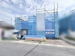 新しい暮らしの形が少しずつ形作られていく、期待感に満ちた静かな風景。
