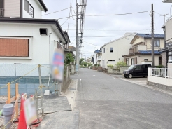 閑静な住宅街で通行量は少なめです。