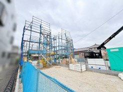新しい暮らしの基礎を築くための、着々と歩みを進める住まいの建設現場の様子です。