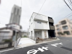 白と黒のコントラストが美しい洗練された佇まいが、街並みに心地よいアクセントを添える住まい。