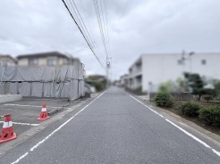 日々の暮らしが穏やかに流れていく、落ち着いた雰囲気の住宅街の風景です。