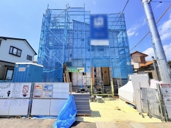 北越谷駅徒歩18分の新築戸建です。小中学校やスーパーなども近隣に揃っていて利便性に優れ、子育て世帯の方にもおすすめの物件です。