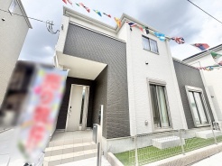 洗練された外観デザインが街並みに映える、落ち着いた佇まいの住まいです。