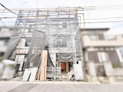 完成へと向かう静かな佇まいが、新しい暮らしの始まりへの期待感をそっと高めてくれる風景。