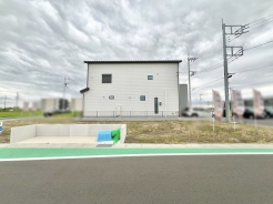 落ち着いた佇まいに穏やかな時間が流れる住まいの外観です