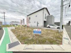 開放的な空気が広がる心地よい敷地に、穏やかな日常を描くゆとりあるロケーション。