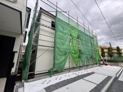完成へと向かう静かな佇まいが、新しい暮らしへの期待感をそっと高めてくれる風景です。