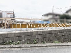 周辺環境との調和を大切にした穏やかな街並みに馴染む心地よいロケーション
