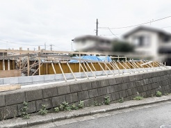 新しい暮らしの始まりを描く、穏やかな空気感に包まれた敷地です。