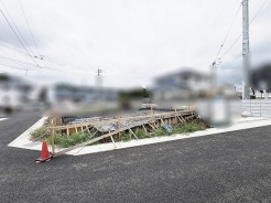 新しい物語の始まりを予感させる、すっきりと整えられた穏やかな敷地景観。