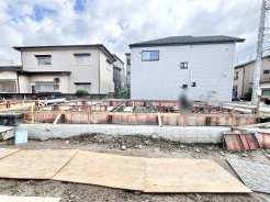 新しい暮らしの礎が着実に築かれていく、静かで穏やかな時間が流れる敷地。