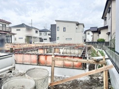 新しい暮らしの基盤となる丁寧な施工が進む安心感のある敷地風景