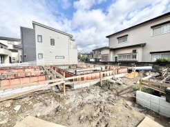 広々とした空の下で新たな暮らしの基盤が形作られていく穏やかな敷地風景