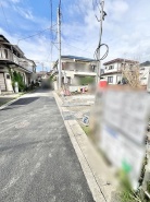 穏やかな空気が流れる閑静な住宅街に佇み、日々の暮らしにしっくりと馴染む落ち着いたロケーションです。