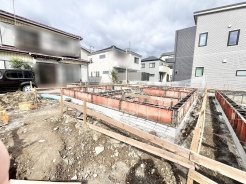 静かな住宅街に佇む敷地の一角で新しい暮らしの基盤が着実に形作られています