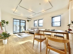 木の温もりと柔らかな色合いが調和する、心地よい一体感が広がる空間。