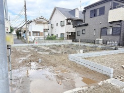 周囲に建物が並ぶ閑静な住宅街に位置し、これからの新しい暮らしの構想が広がる区画です。