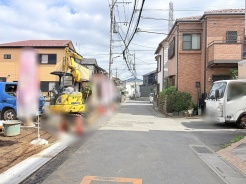 落ち着いた住宅街に佇み、日々の暮らしに穏やかな時間が流れる住環境です。
