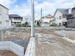 周囲の建物と程よい距離感を保ちながら開放的な空が広がる心地よいロケーション