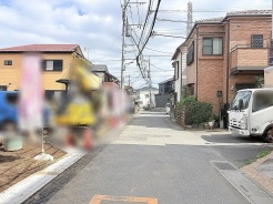 落ち着いた佇まいの建物が並ぶ、穏やかな時間が流れる日常の風景が広がっています。