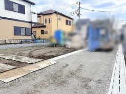 周囲にゆとりを持たせた開放的な敷地で、新しい暮らしの構想が広がる空間です。