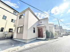 駐車が苦手な方にも嬉しい、前面6m道路に面した住まい。