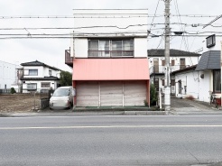 街並みに静かに溶け込み、どこか懐かしさを感じさせる佇まいが暮らしの想像を膨らませます。