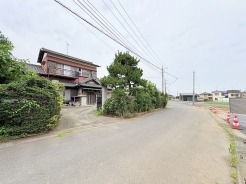 豊かな緑に囲まれ、落ち着いた時間が流れる静かな住環境が日々の暮らしを穏やかに彩ります。