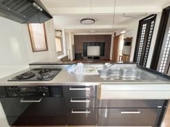 対面タイプなら、キッチン内にいながらご家族やお客様との会話が楽しめます。