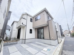 落ち着いた色合いの素材を組み合わせ、街並みに穏やかに溶け込む洗練された外観デザインです。