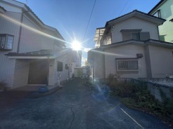 車通りの少ない閑静な住宅地、のびのびした子育てに適します。
