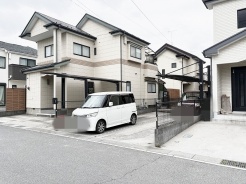 落ち着いた住宅街の景観に溶け込み、日々の暮らしに安らぎを感じさせる整った佇まいが魅力の住まいです。