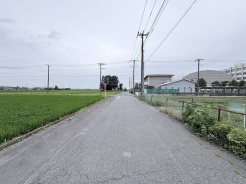 空が広く見渡せるのどかな環境で、日々の暮らしに穏やかな落ち着きと安らぎを感じさせてくれる立地です。