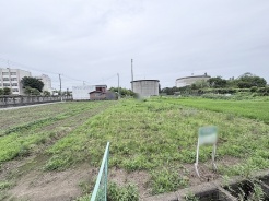 空と大地が広がる伸びやかな環境で、ゆったりとした時間の流れを感じながら新しい暮らしを想像できる場所です。