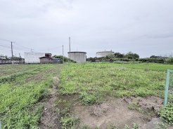 空が大きく広がり、周囲の自然と静かな時間が流れる、開放感に満ちた心地よい環境です。