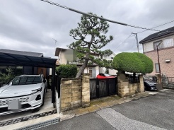 年月を経た風格ある佇まいが、街並みに静かに溶け込む落ち着いた住環境です。